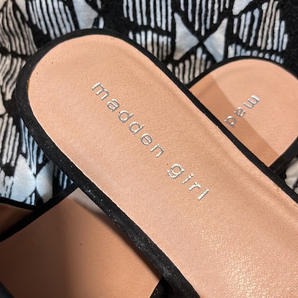 NWOT Madden Girl slip ons size 8. Black - Picture 4 of 5